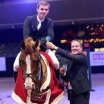 Gastheer Eric Morssinkhof feliciteert zijn neefje Simon Morssinkhof op Perigrosso. Foto Jeroen Spoolder