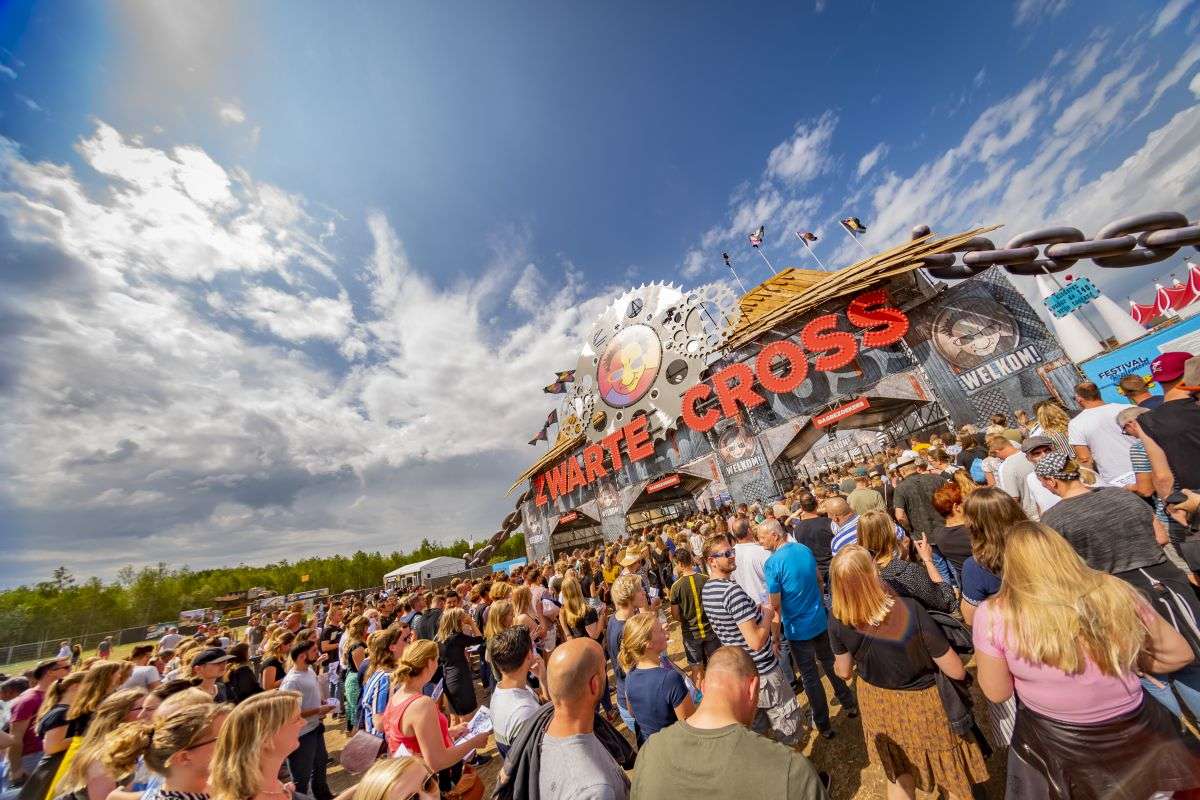 Zwarte Cross kondigt 420e act op de line-up aan