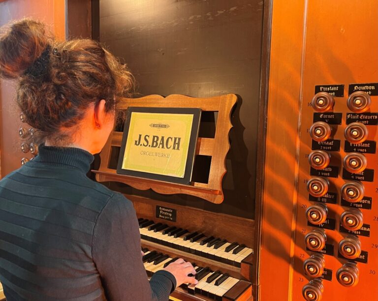 stadsorganist Els Dijkerman achter het klavier van het Gilman Orgel
