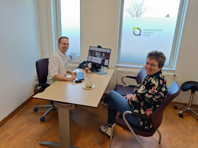Reumatoloog Paul Olthof en polisecretaresse Kim Lubbers vieren de opening van buitenpolikliniek Ruurlo