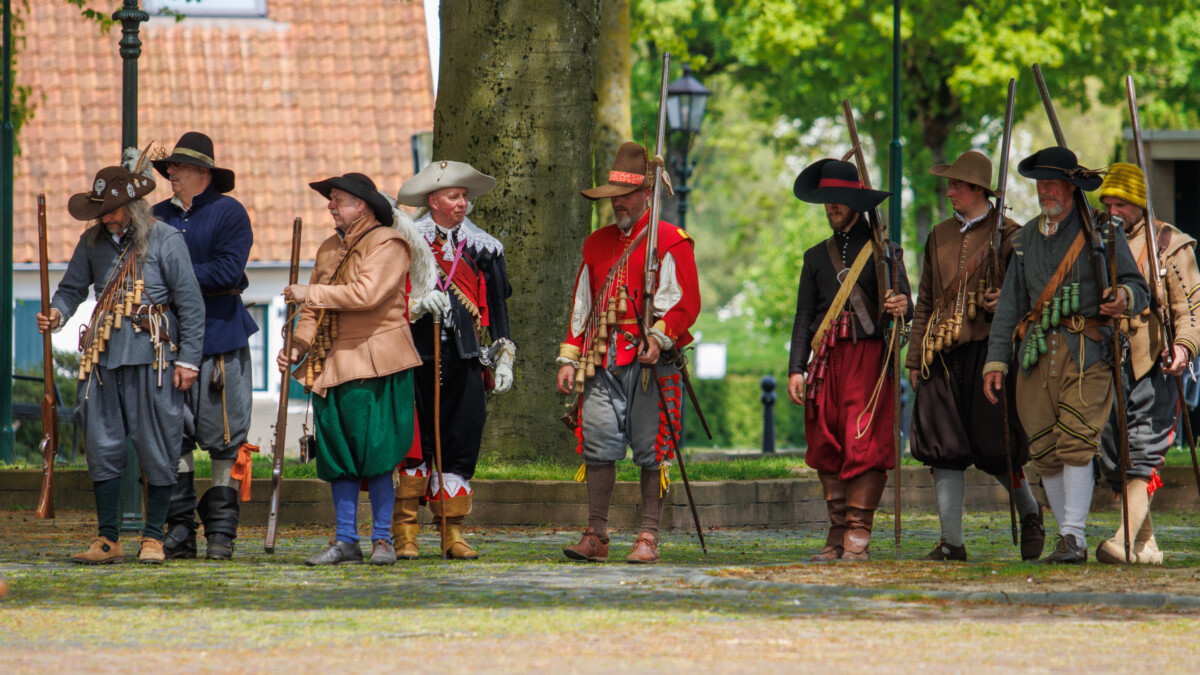 Piekenpoetsweekend in Bredevoort brengt 17e-eeuws kampleven tot leven