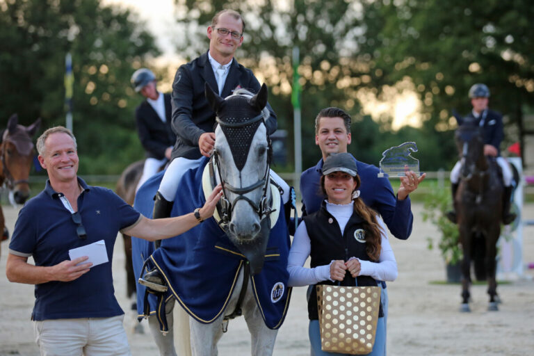 PSC Lichtenvoorde-eigenaar Eric Morssinkhof, Eric ten Cate en GP-sponsoren Karina Frederiks-Aziz en echtgenoot Stefan. Foto Wendy Scholten