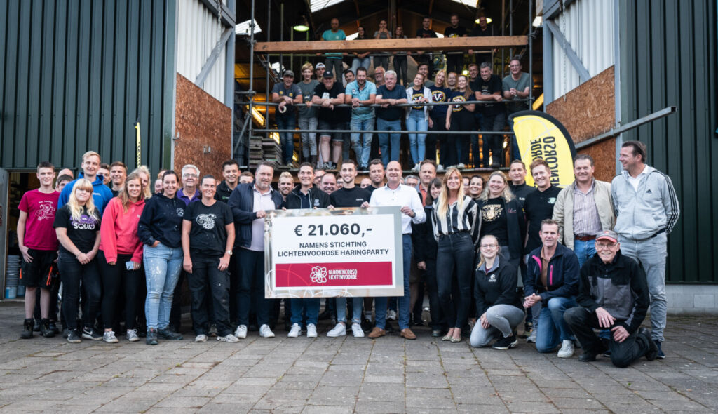 Uitreiking cheque Haringparty Lvoorde aan wagenbouwers Bloemencorso