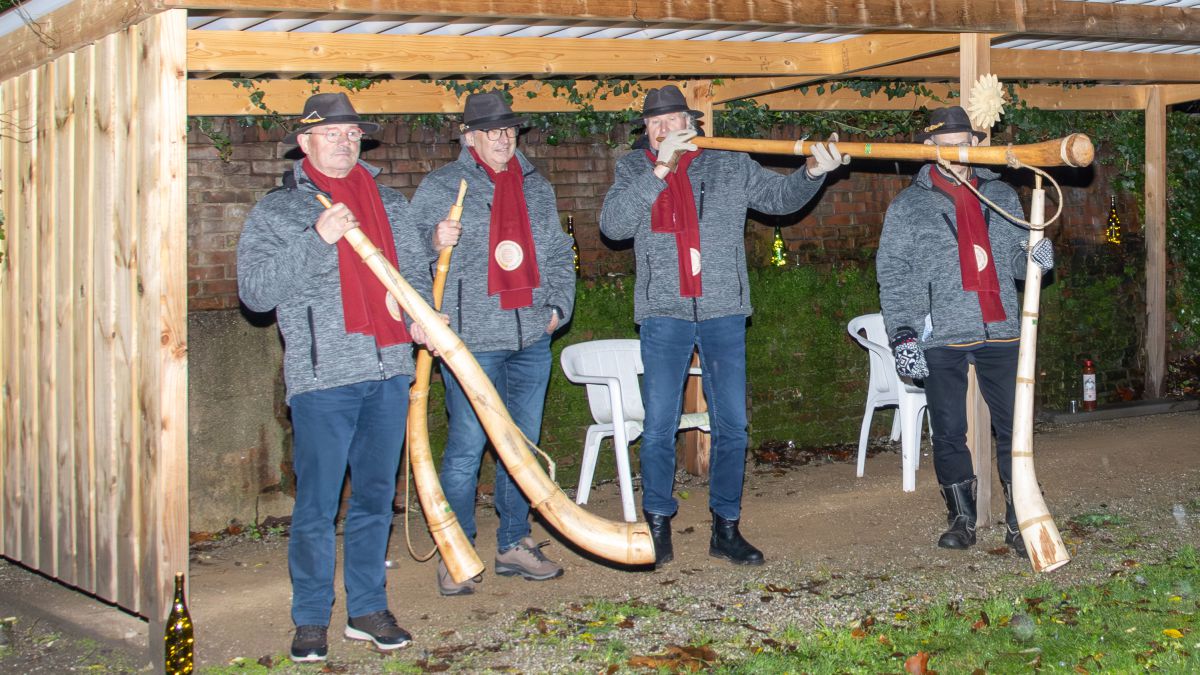 Midwinterhoorn klinkt weer in Groenlo: Adventbloazers openen hun deuren