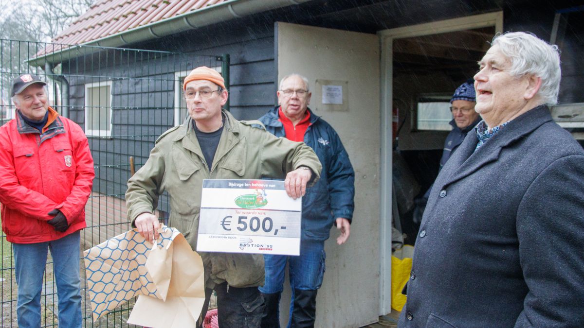 Bastion’95 verrast vrijwilligers Dierenpark De Halve Maan met donatie