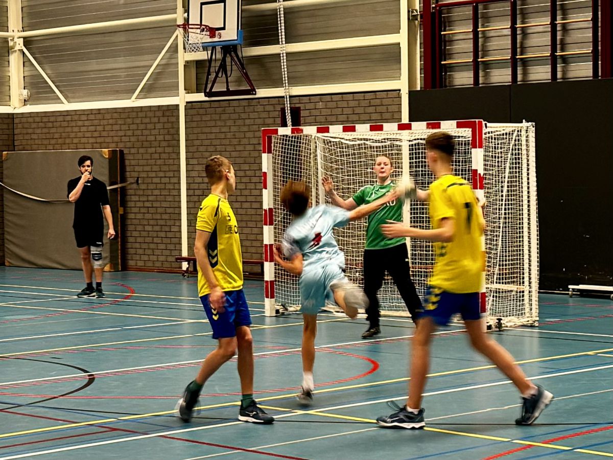 Succesvolle thuiswedstrijd voor de Handbal B-jongens van HCW.