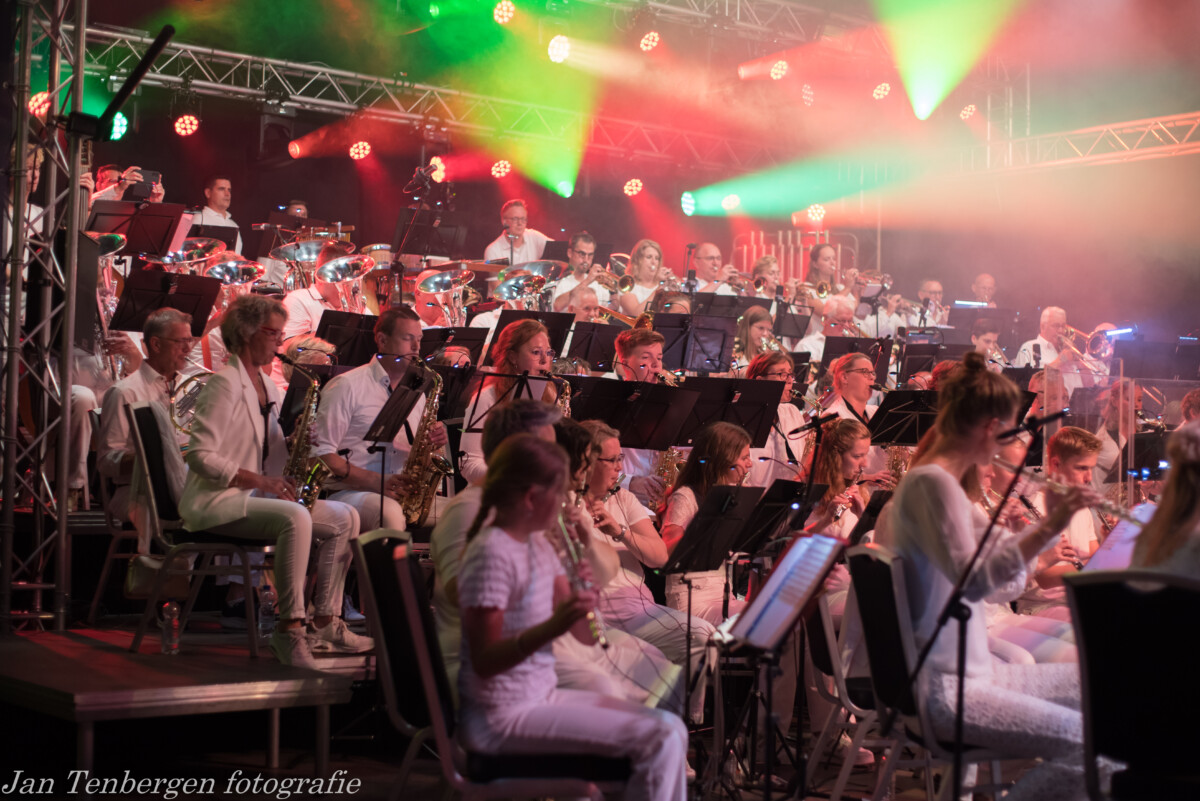Muziekvereniging Excelsior viert Koningsdag met een Interactief Koningsfeest