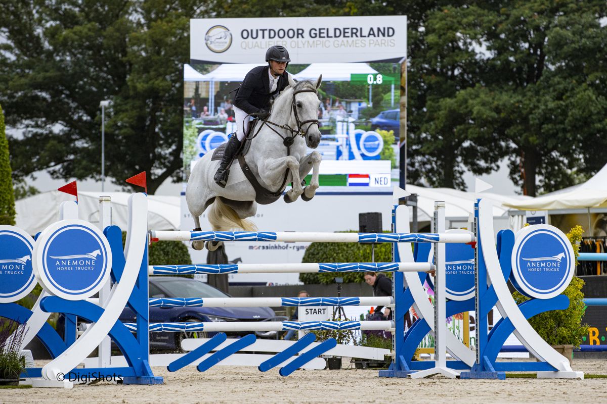 Zege voor Bas Moerings en elektrische Kivinia in 1.50m Paardenkliniek de Watermolen Prijs
