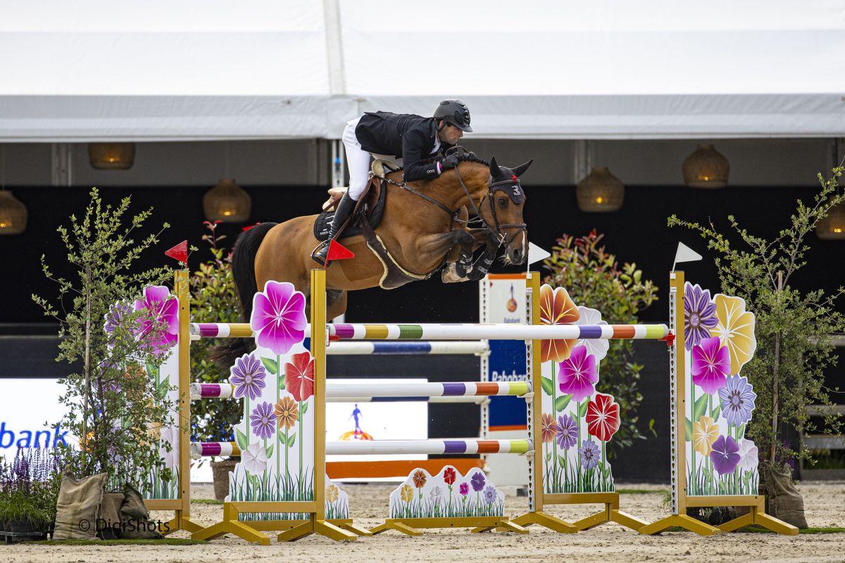 Simon Mccarthy snelt naar winst in 1.45m Dekstation De Havikerwaard Prijs