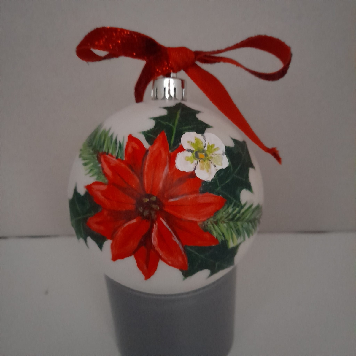 Expositie handbeschilderde kerstballen in Natuurpark Kronenkamp