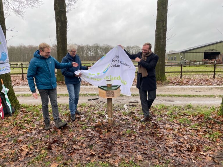 7,5-jarig boereneschpad/klompenpad krijgt insectenhotel