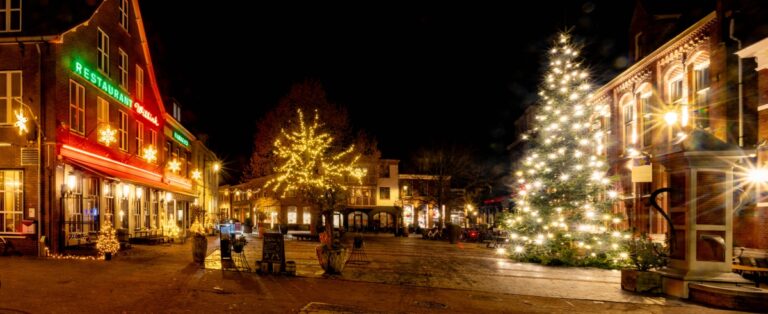 Kegelclub UTO plaatst kerstboom op de Markt in Groenlo