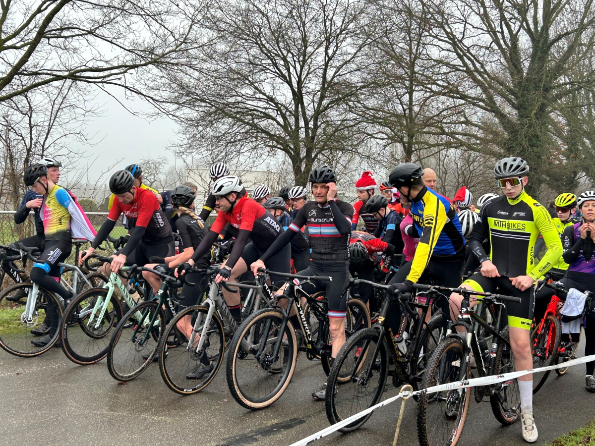 Groot peloton wielrenners aan de start van Kerstcross
