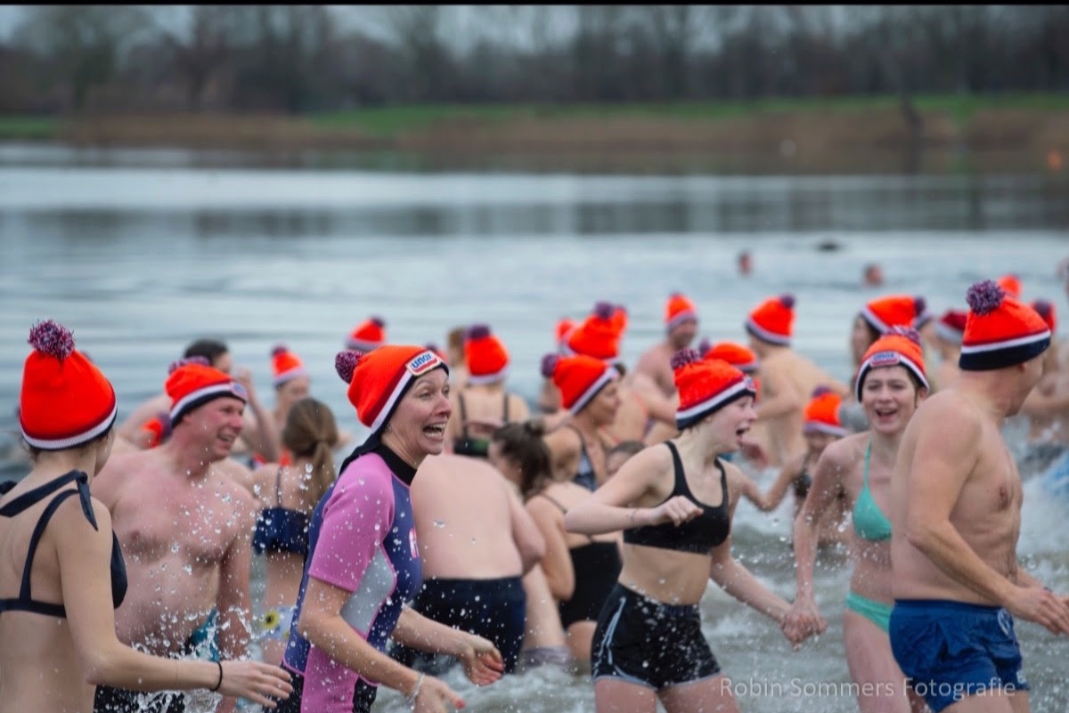 Nieuwjaarsduik Stroombroek het startschot van Swim to Fight Cancer Achterhoek 2025
