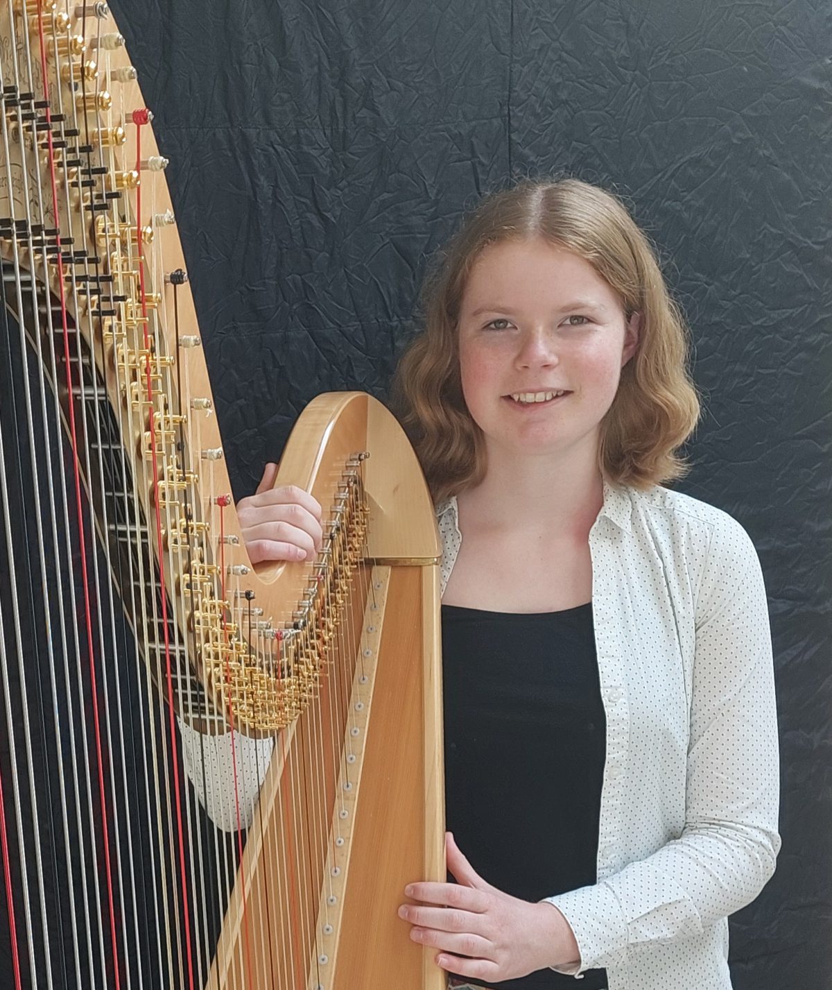 Renate Bussink speelt harp tijdens muziekvesper in Lochem