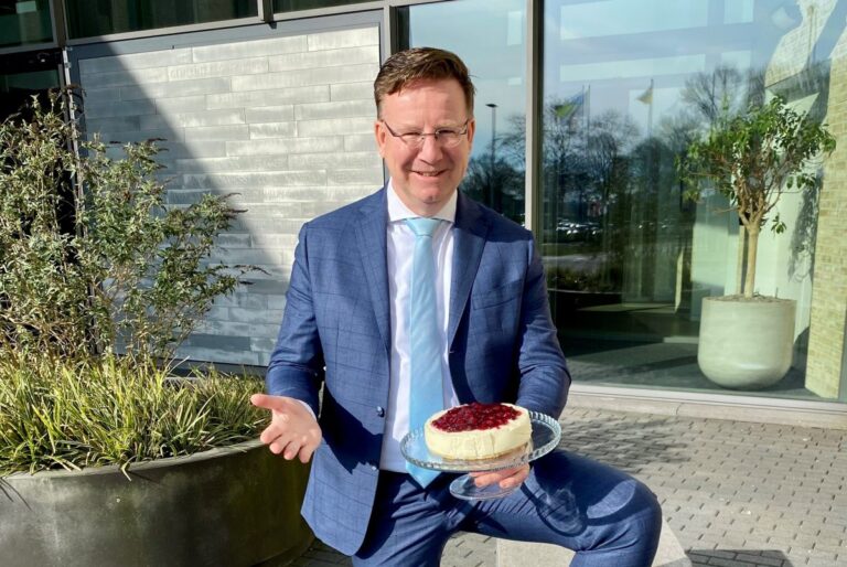 Burgemeester Van Domburg maakt buurt in Bronckhorst – met kersentaart