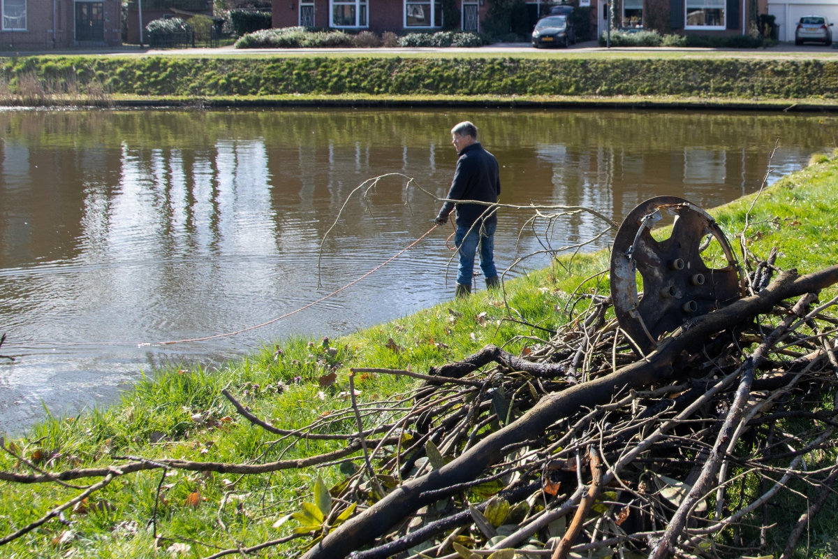 Stadsgracht Groenlo weer schoon dankzij vrijwilligers Groenlose Hengelsport Vereniging