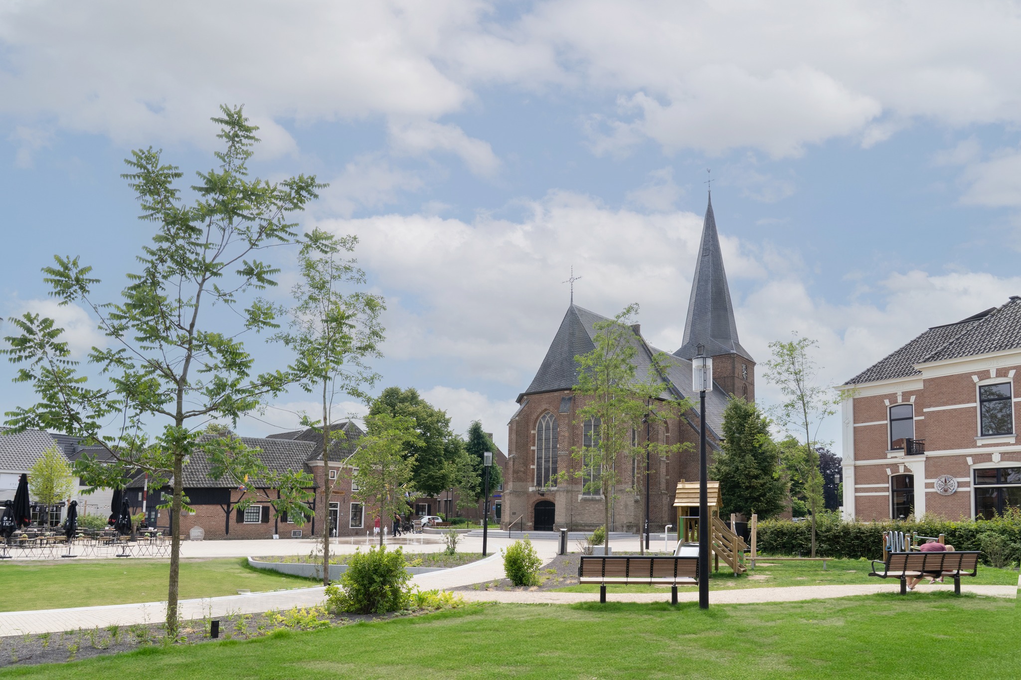 Dinxperlo opent vernieuwd dorpsplein: ‘Van stenen plek naar groene huiskamer’