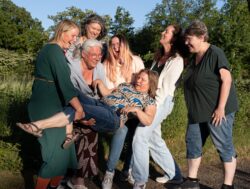 Van links naar rechts: Annemieke Bremmer, Yvonne Diersen, Natasja Esmeijer(achter), Cato Scheers, Anka Tannemaat, Annerie te Lindert en Miranda Meijer (liggend) - Foto: Harry Heldoorn