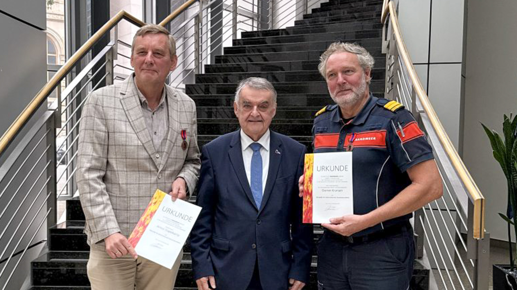 Burgemeester Stapelkamp geëerd met Duitse brandweeronderscheiding