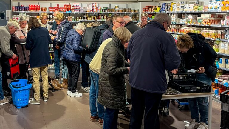 Grote drukte bij ruilmiddag fotoplaatjes bij Albert Heijn Groenlo