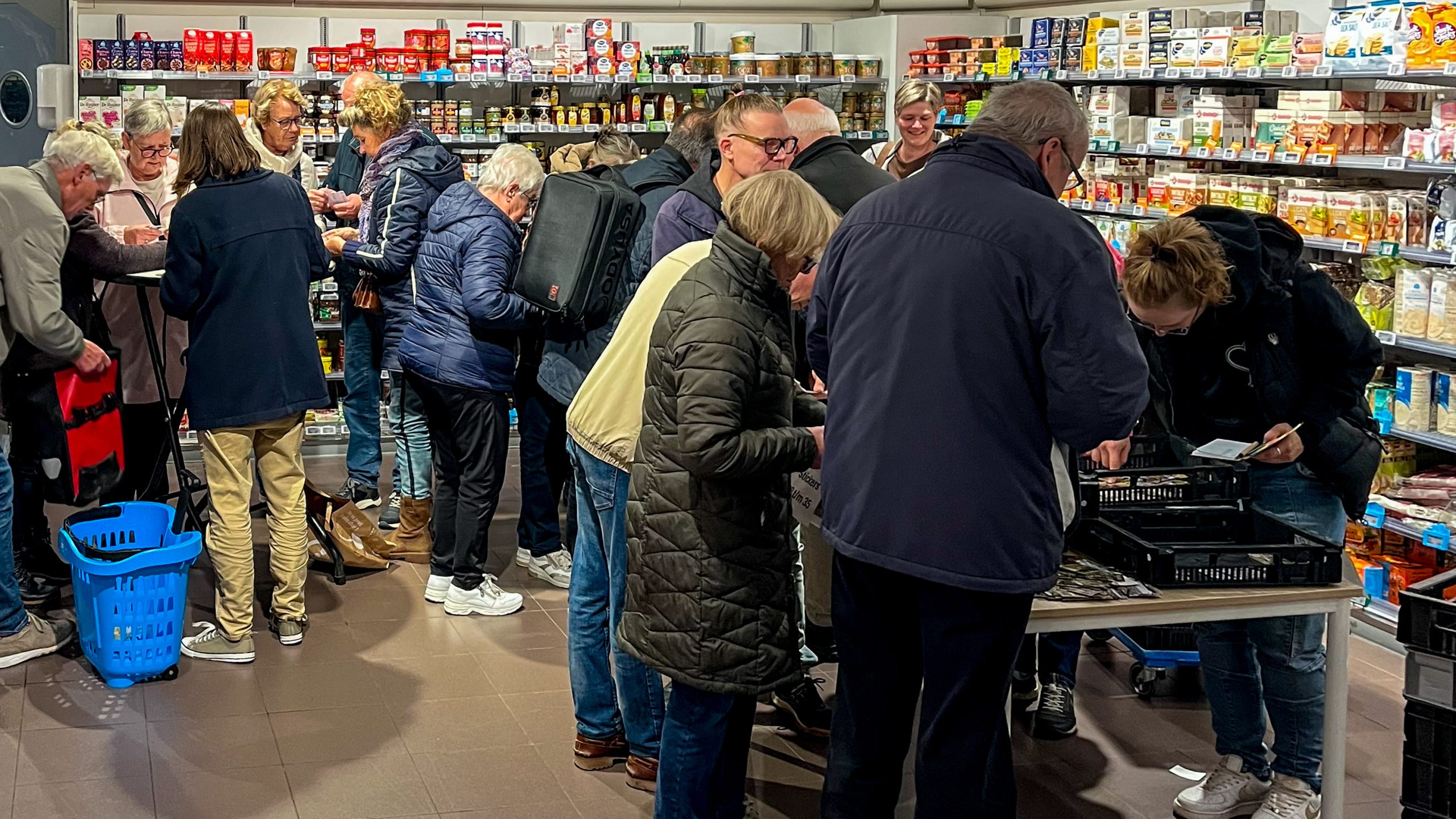 Grote drukte bij ruilmiddag fotoplaatjes bij Albert Heijn Groenlo