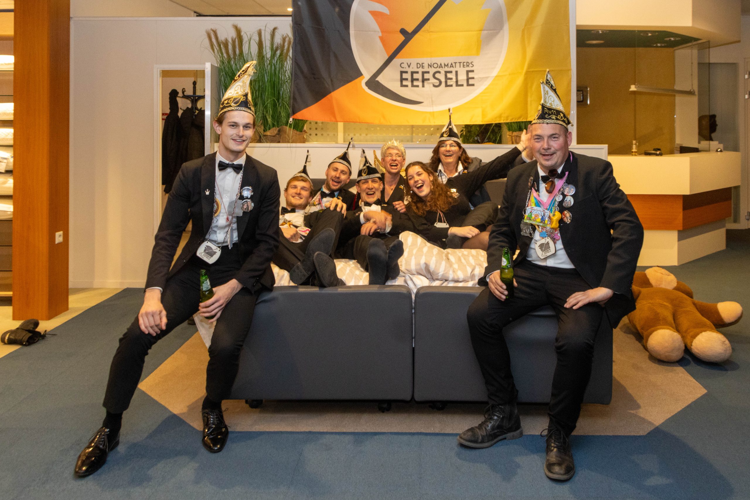 Noamatters slapen in etalage bij Gunnewijk: ‘Noamatters pret bij Peter Bed!’