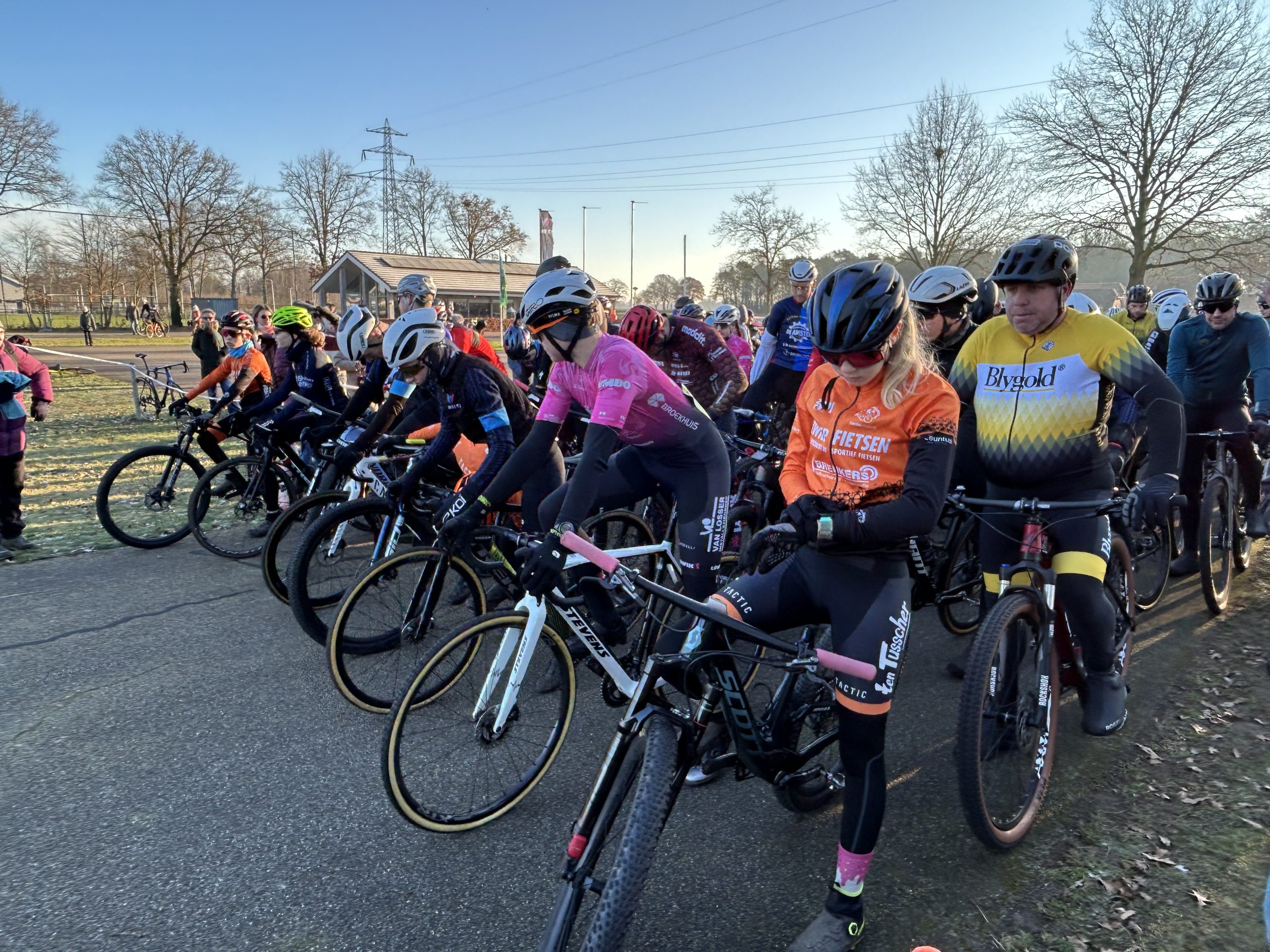 Wielrenners trotseren vrieskou tijdens Kerstcross van Stofwolk