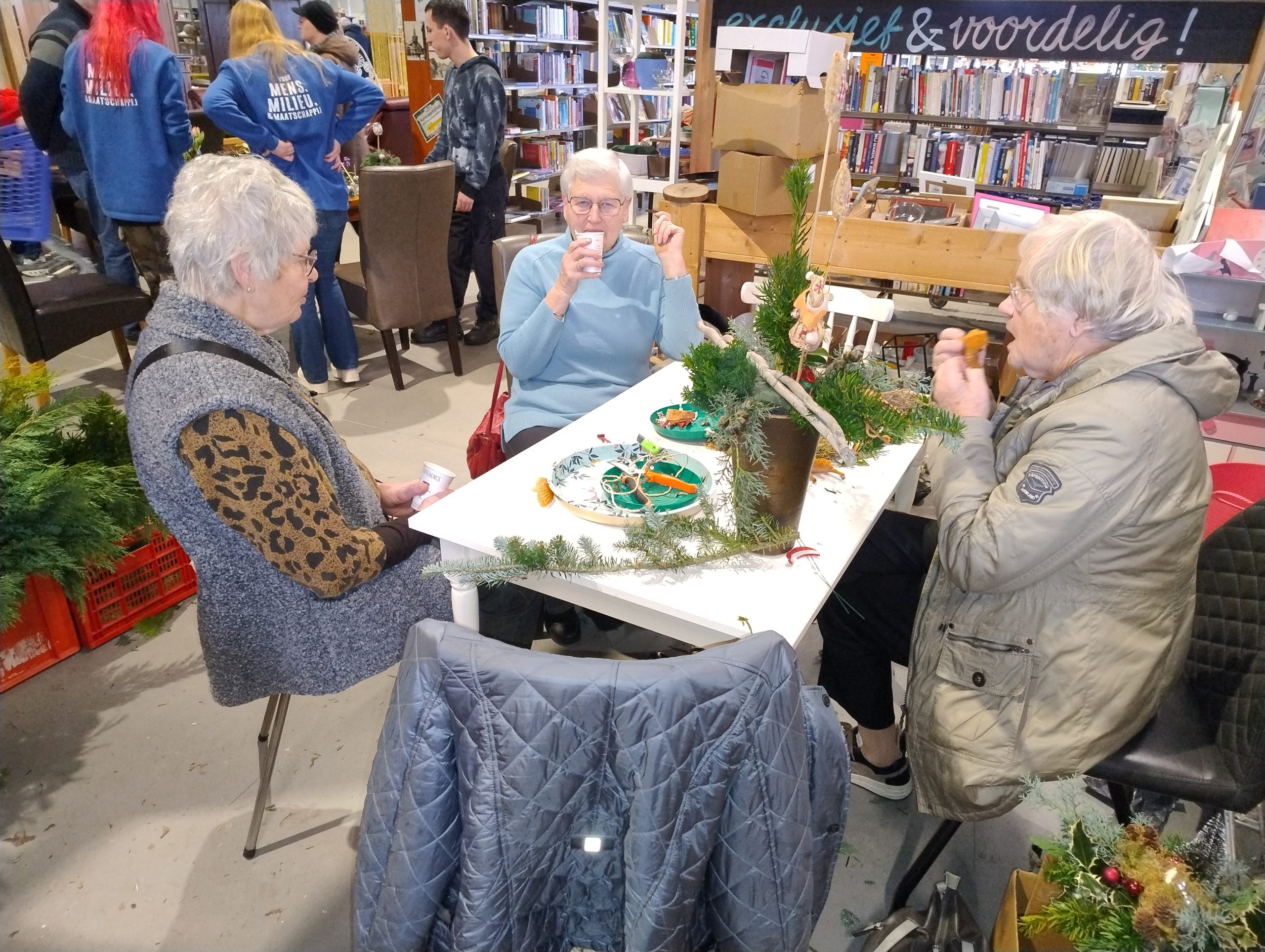 Kerstworkshop bij Kringloop Aktief brengt creativiteit en saamhorigheid