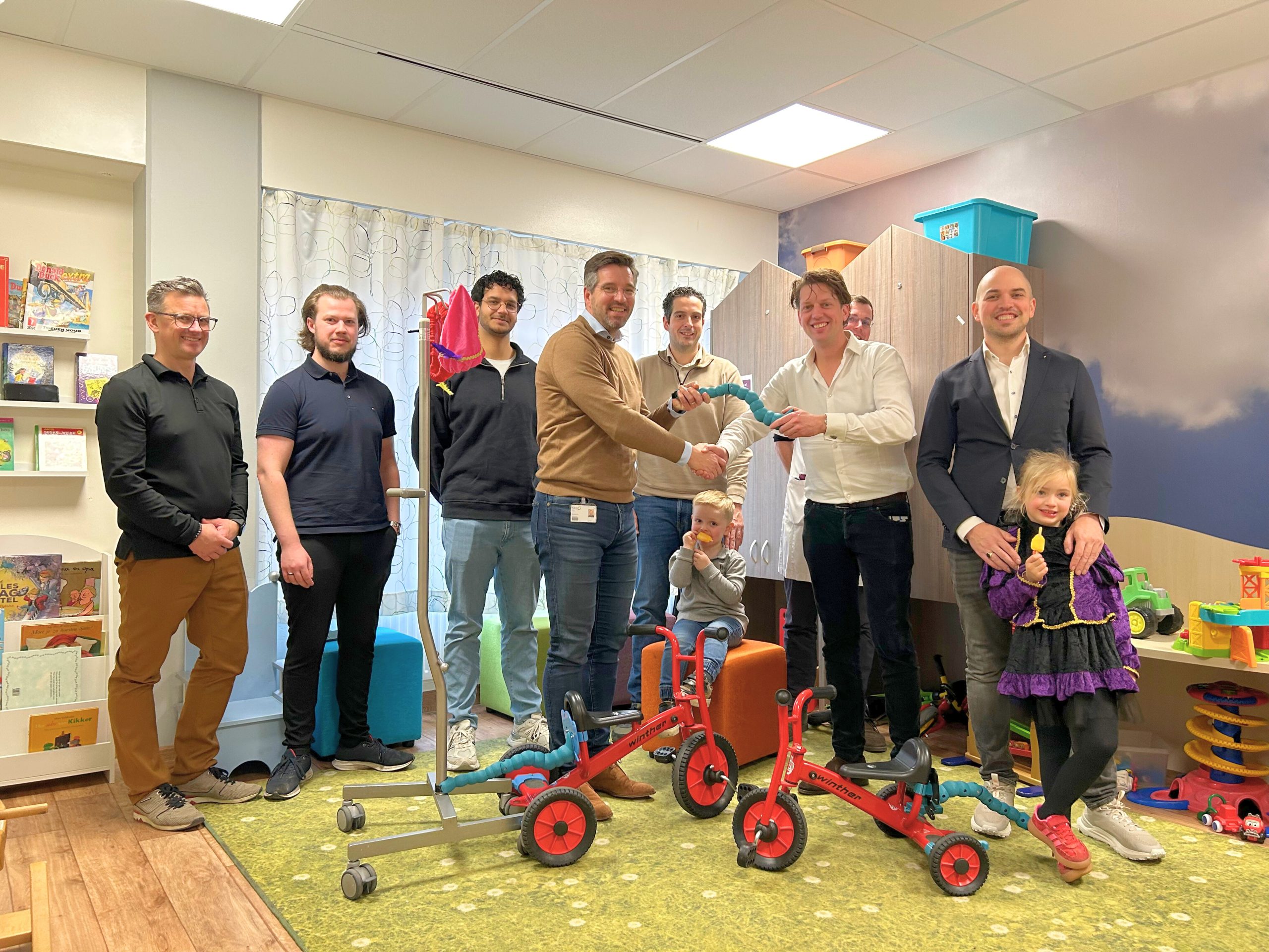 Unieke infuusfiets voor jonge patiënten SKB dankzij Achterhoekse samenwerking