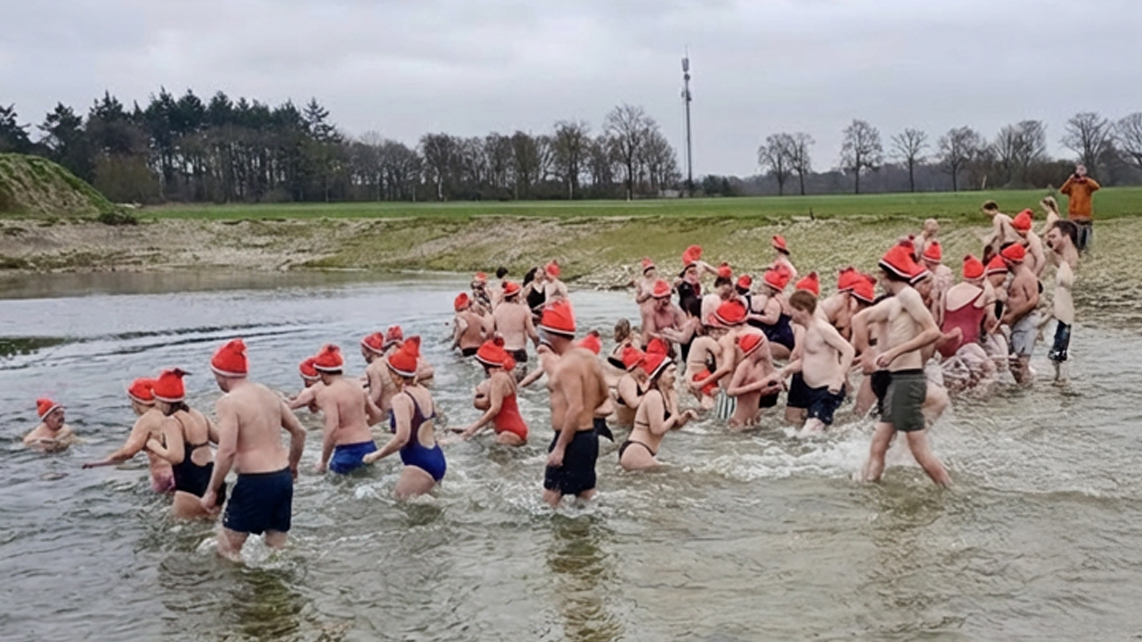 Nieuwjaarsduik Oost Gelre trekt honderden waaghalzen