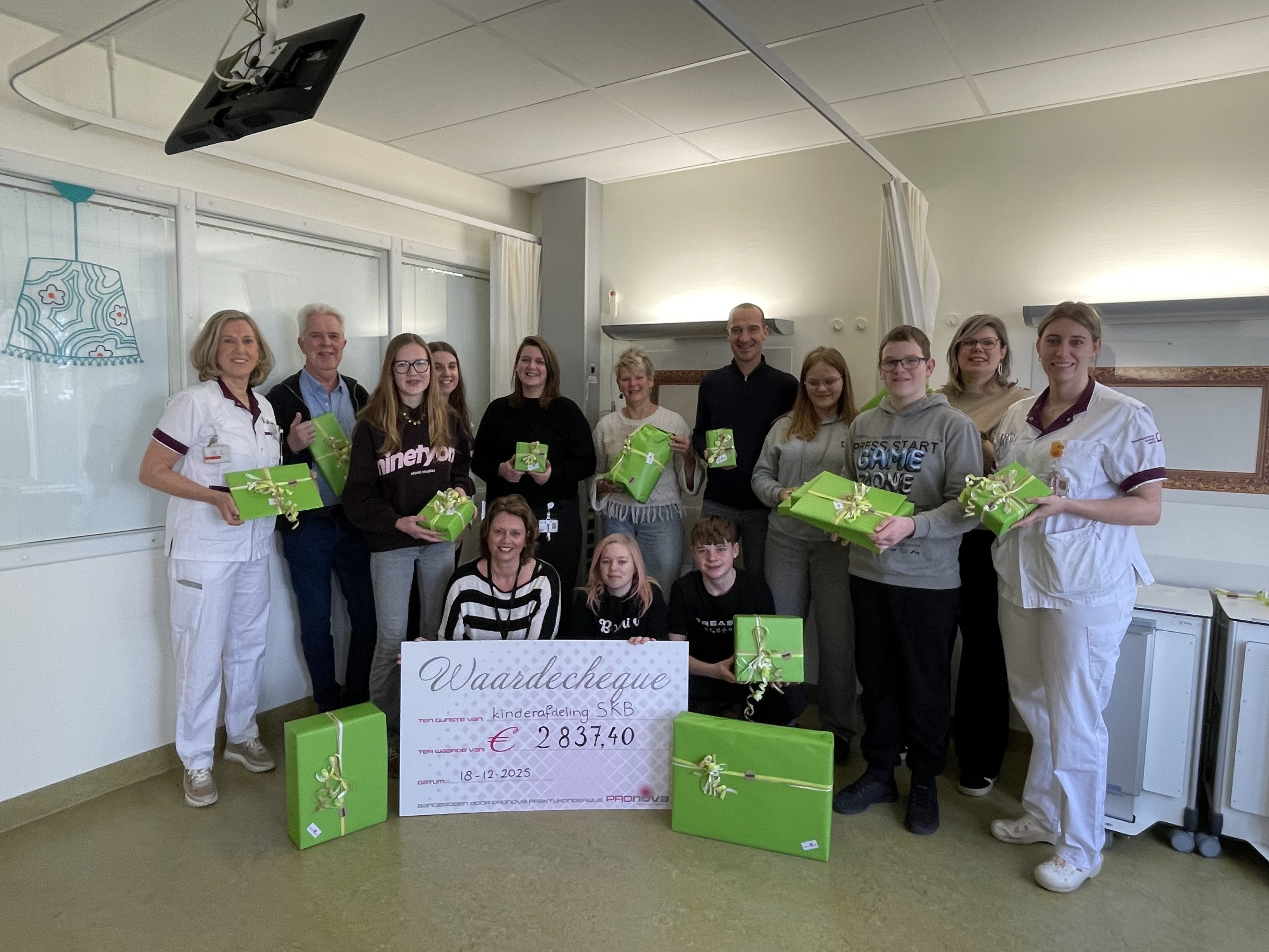 Leerlingen Pronova schenken €2.837,40 aan Stichting Vrienden SKB