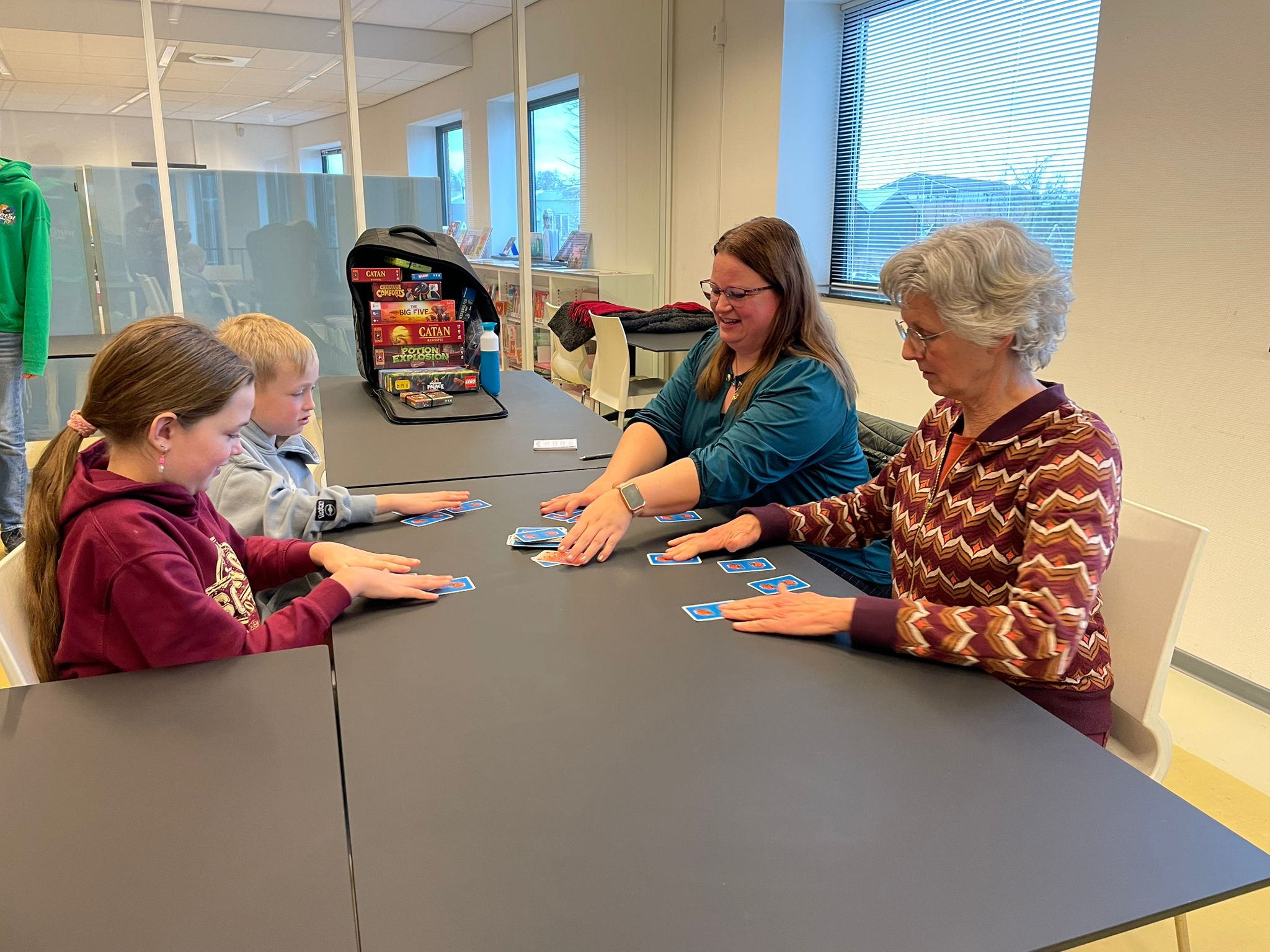 Spelletjes spelen tijdens bordspelmiddag in Bibliotheek Winterswijk