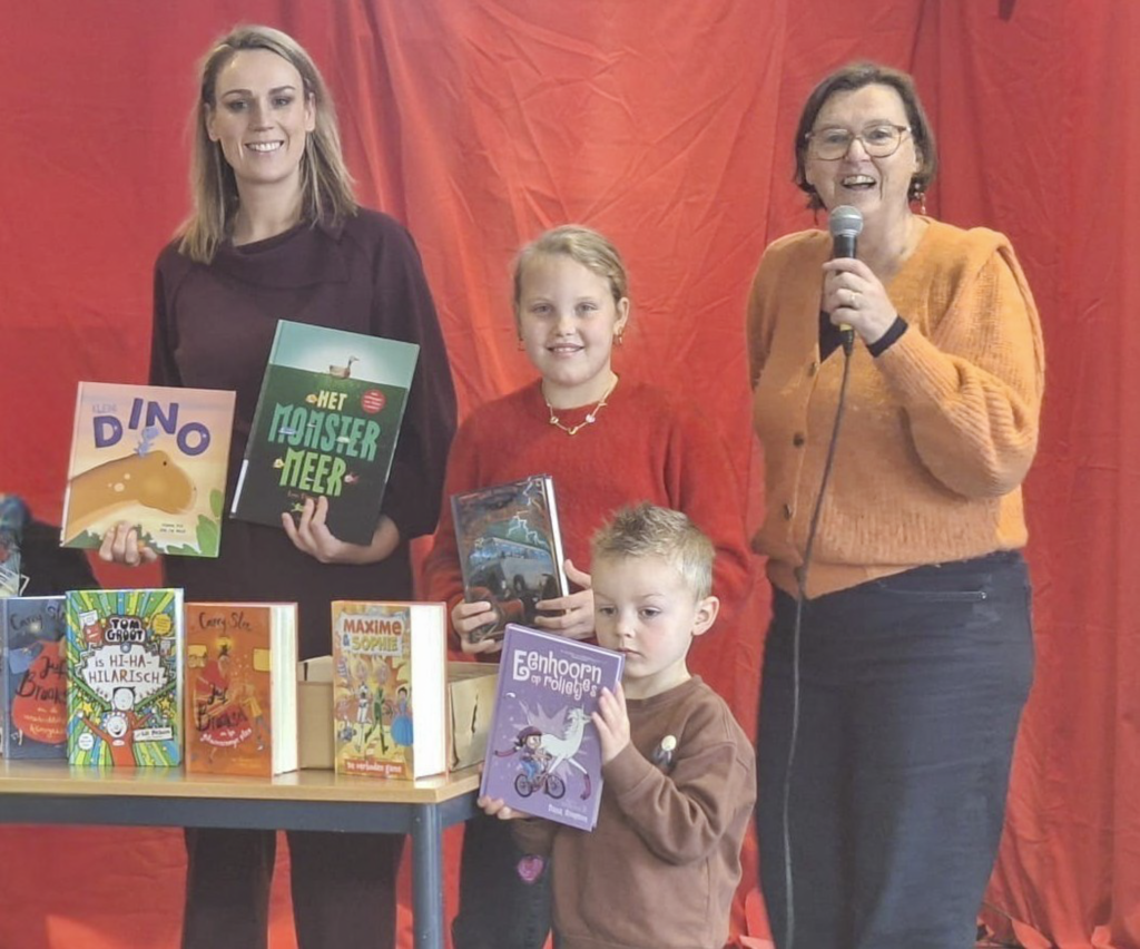 overhandiging-boeken-bibliotheek-op-school-harreveld.jpg