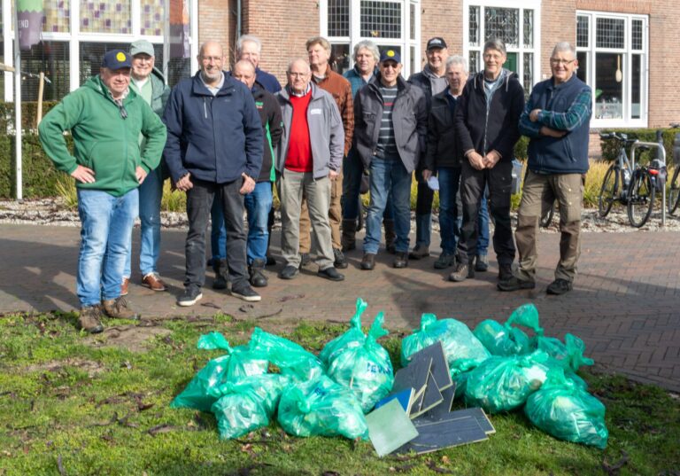 Schoonmaken langs gracht-60-1