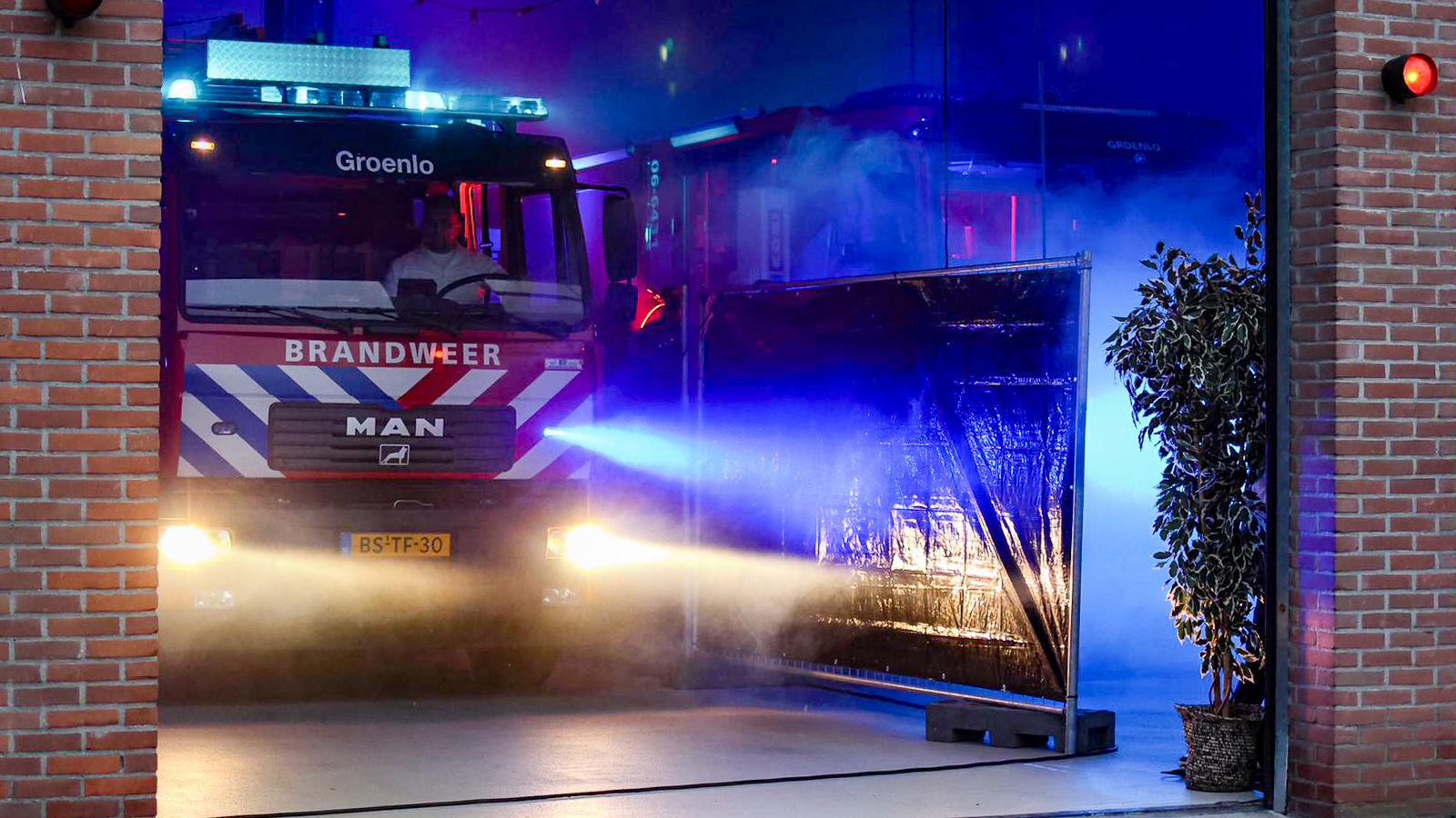 GROENLO — Nieuwe brandweerwagen in gebruik genomen tijdens jubileumdag