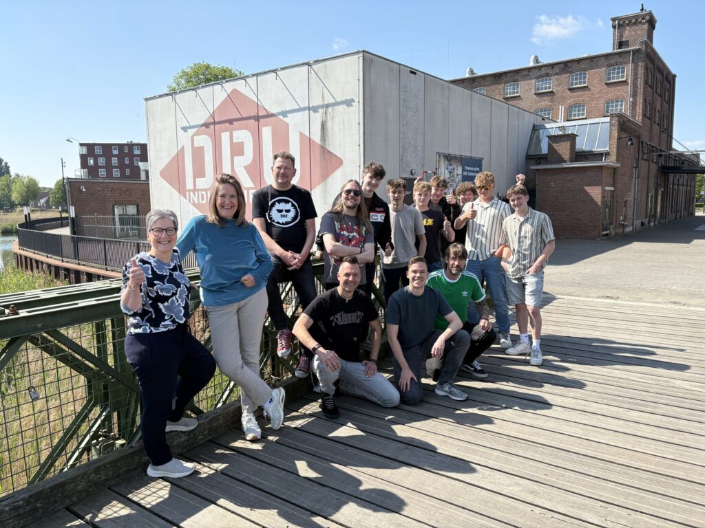De aftrap van SPÖL'S PLAT! 2026 met de talenten, coaches en ECAL-projectleider Diana Abbink (links)