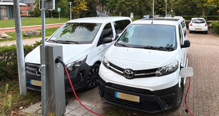 Wagens aan de oplader