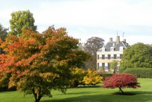 Verwolde-tuin-herfst-huis-zijaanzicht-herfstkleuren-GWa-09-01-300x202-1