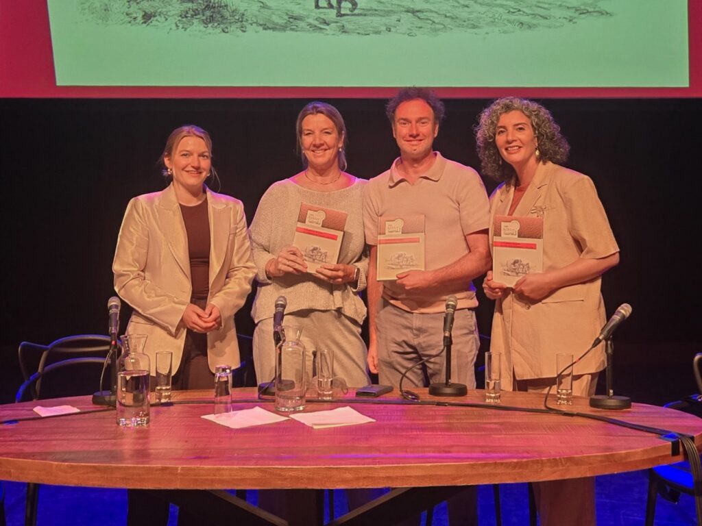 Auteur en onderzoeker Natalya Staring met tafelgasten Daphne Maas, René Arendsen en Nadia Zerouali tijdens de officiële presentatie van ’n Kommen en gaon
