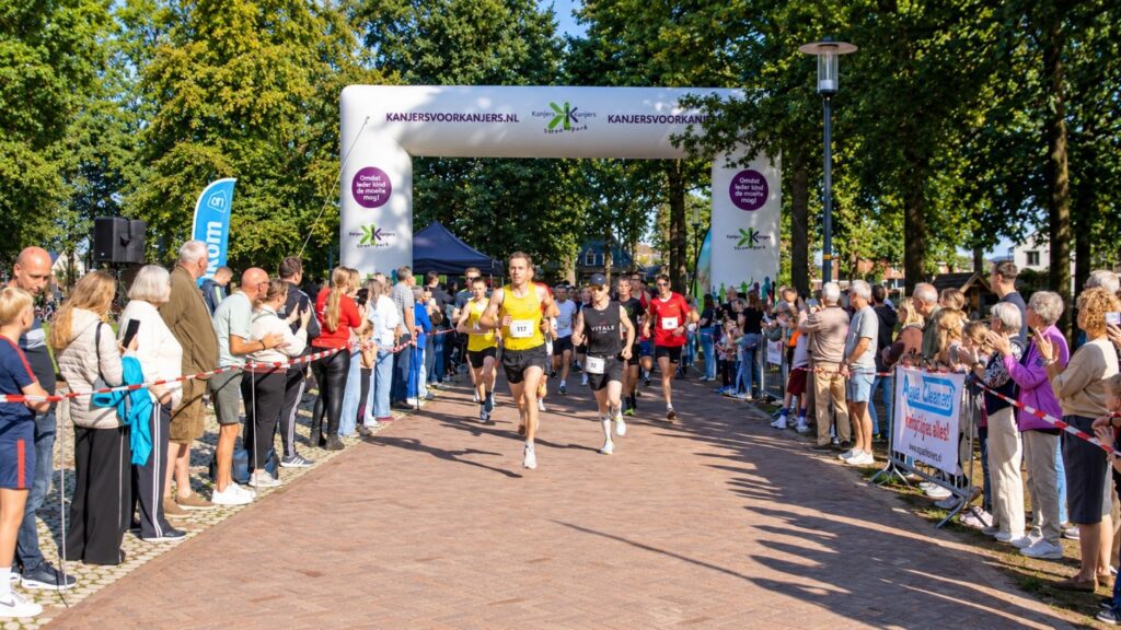 Hardlopers onder de finishboog