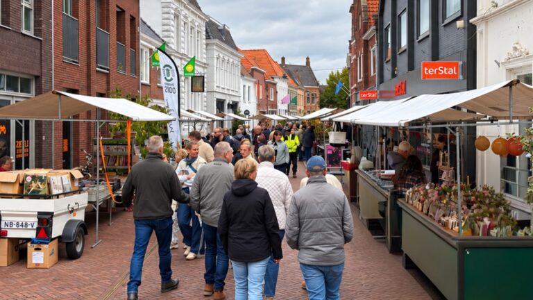 Levendige marktstraat onder bewolkte hemel